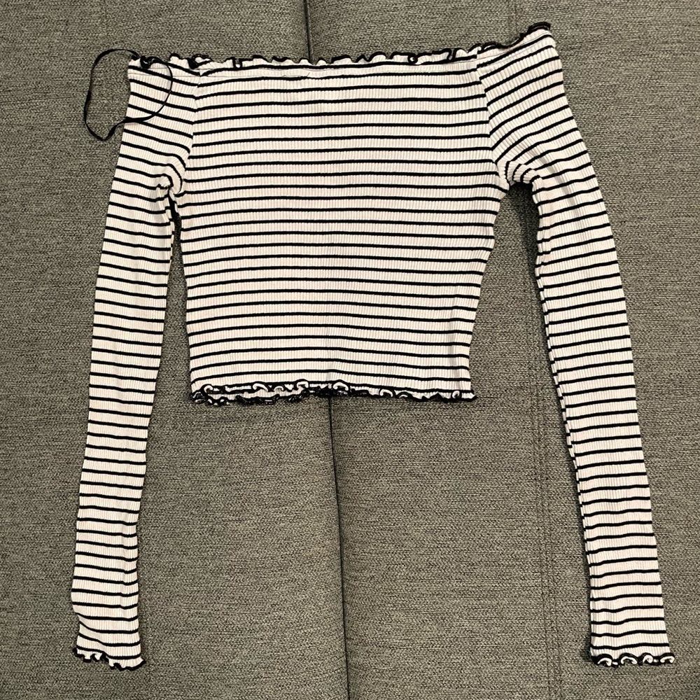 DIVIDED H&M Crop Shirt